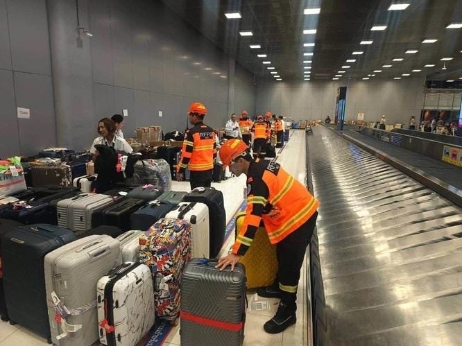 본문 이미지 - 방콕 수완나품 공항 직원들이 서비스 구역과 수하물 수취대에서 승객 지원 및 안내 업무를 수행하고 있다. (VN익스프레스 /수완나품공항 사진 갈무리) 