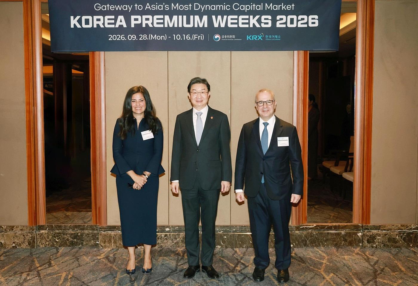 본문 이미지 - 이억원 금융위원장이 28일 오전 '코리아 프리미엄 위크 2026'에서 케빈 스니더 골드만삭스 아·태 대표(오른쪽), 주드 압델 마제이드 블랙록 글로벌 파트너스 공동총괄(왼쪽)과 기념 촬영을 하고 있다(금융위원회 제공).