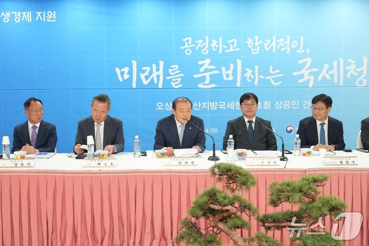 본문 이미지 - 28일 열린 오상훈 부산지방국세청장(왼쪽 네번째)과의 간담회에서 양재생 부산상의 회장(왼쪽 세번째)이 발언하고 있다. (부산상의 제공. 재판매 및 DB 금지)