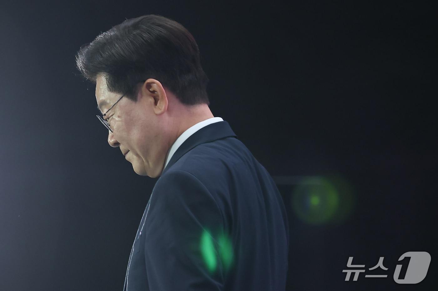 본문 이미지 - 이재명 대통령이 28일 인천 송도에서 열린 제20회 세계한인의 날 기념식에서 기념사를 마친 후 단상을 내려가고 있다. (청와대통신사진기자단) 2026.9.28 ⓒ 뉴스1 이재명 기자