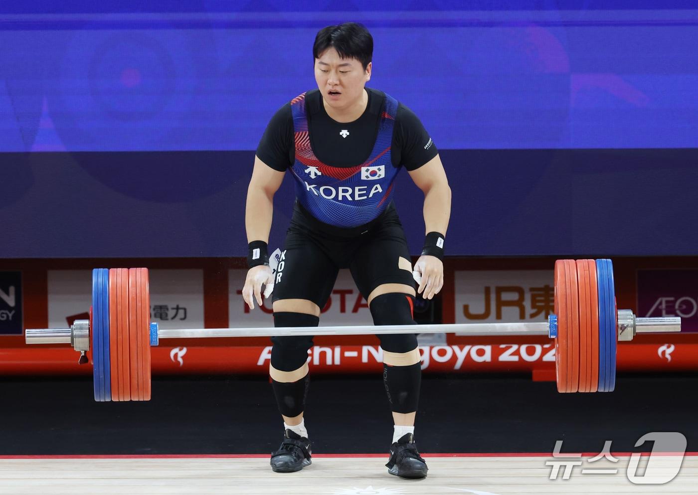 본문 이미지 - 원종범이 28일 일본 아이치현 나고야 중소기업진흥회관에서 열린 2026 아이치·나고야 아시안게임 남자 역도 95kg 결승 인상 3차 시기에 170kg 바벨을 들어 올리는데 실패하고 있다. 2026.9.28 ⓒ 뉴스1 김민지 기자