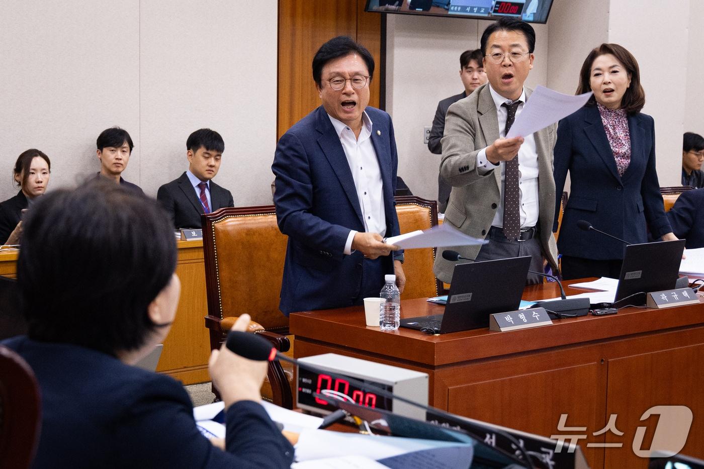 본문 이미지 - 28일 서울 여의도 국회에서 열린 제439회 국회(정기회) 법제사법위원회 제8차 전체회의에서 국민의힘 위원들이 조희대 대법원장 국정감사 증인 채택에 반발하며 퇴장하고 있다. 2026.9.28 ⓒ 뉴스1 유승관 기자