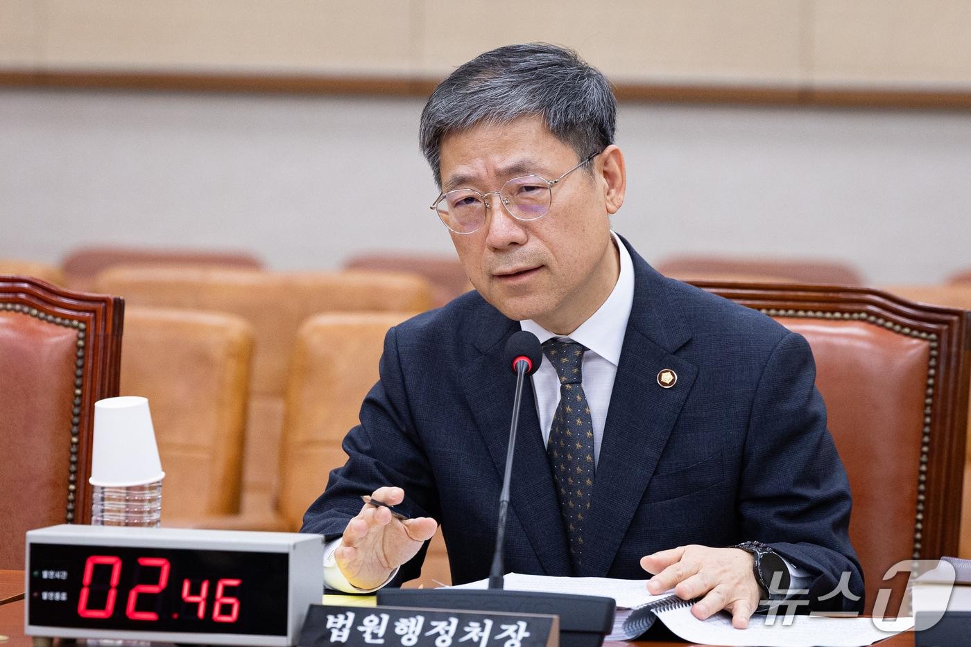 본문 이미지 - 노경필 법원행정처장이 28일 서울 여의도 국회에서 열린 제439회 국회(정기회) 법제사법위원회 제8차 전체회의에 출석해 의원들의 긴급 현안질의에 답하고 있다. 2026.9.28 ⓒ 뉴스1 유승관 기자