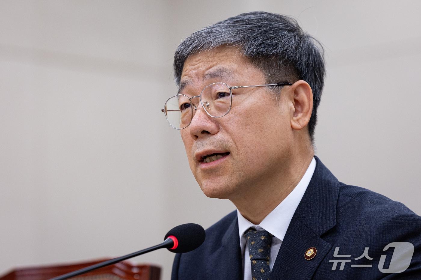 본문 이미지 - 노경필 법원행정처장이 28일 서울 여의도 국회에서 열린 제439회 국회(정기회) 법제사법위원회 제8차 전체회의에 출석해 의원들의 긴급 현안질의에 답하고 있다. 2026.9.28 ⓒ 뉴스1 유승관 기자
