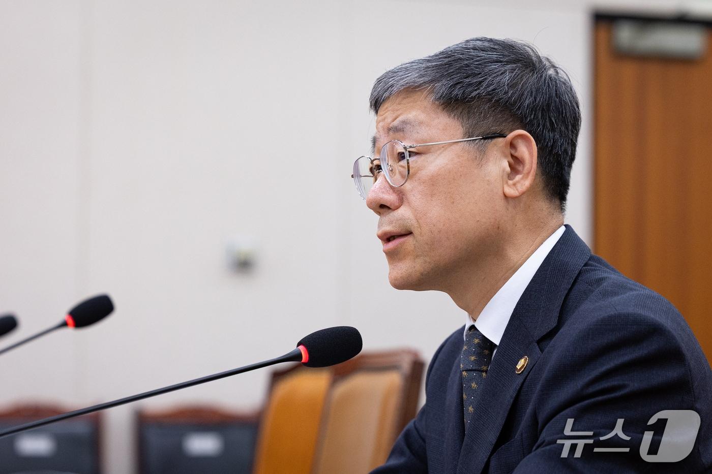 본문 이미지 - 노경필 법원행정처장이 28일 서울 여의도 국회에서 열린 제439회 국회(정기회) 법제사법위원회 제8차 전체회의에 출석해 의원들의 긴급 현안질의에 답하고 있다. 2026.9.28 ⓒ 뉴스1 유승관 기자