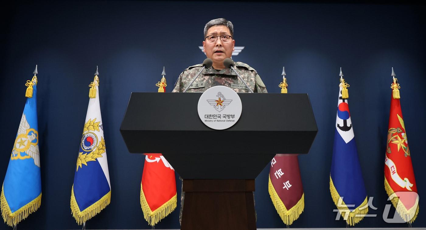 본문 이미지 - 권대원 합동참모본부 차장이 28일 서울 용산구 국방부 브리핑실에서 DMZ 지뢰 추정 폭발 상황 관련 중간 조사 브리핑을 하고 있다. 2026.9.28 ⓒ 뉴스1 김진환 기자