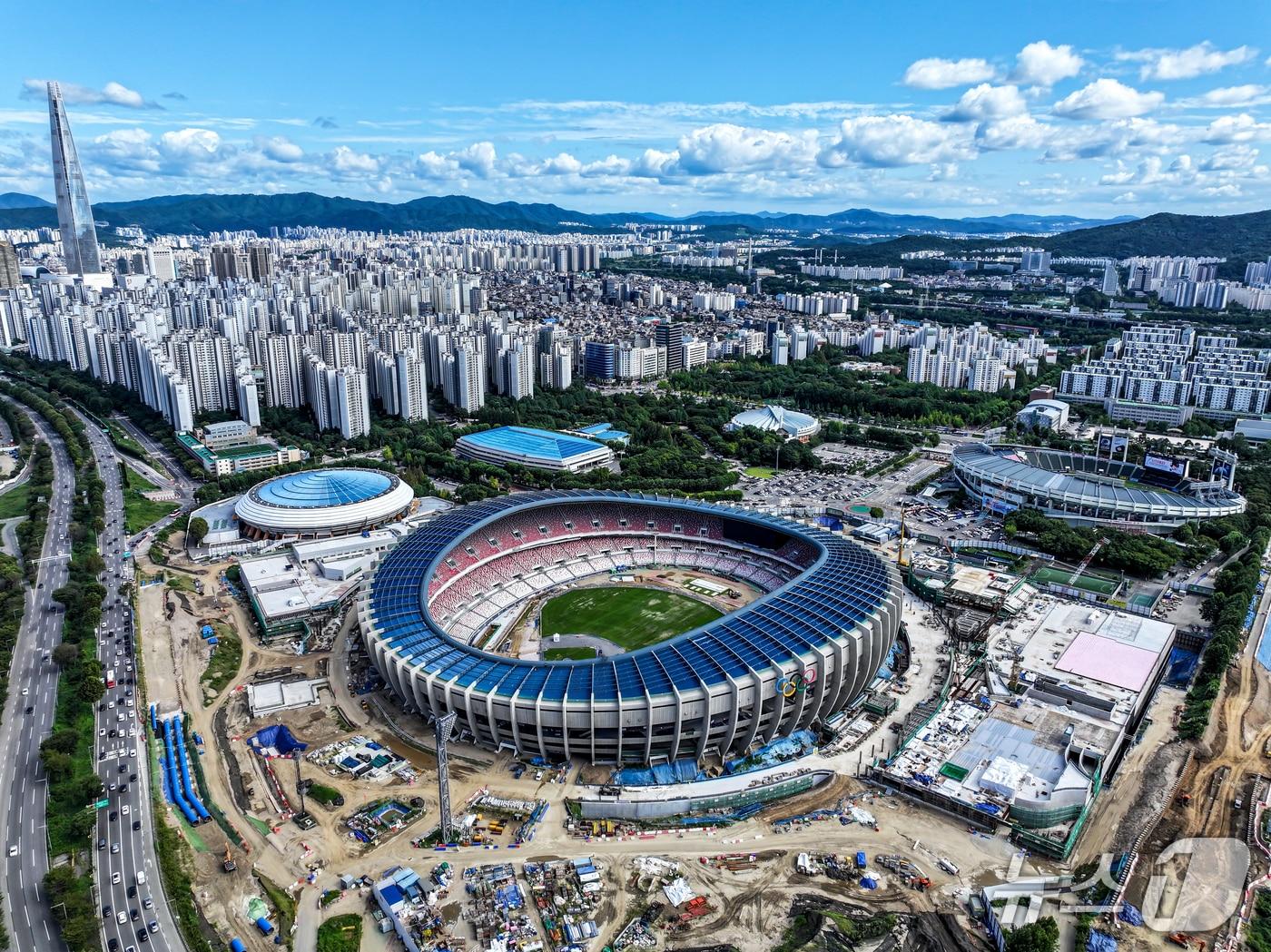 본문 이미지 - 파란 하늘 아래 잠실주경기장. 2026.9.6 ⓒ 뉴스1 김진환 기자