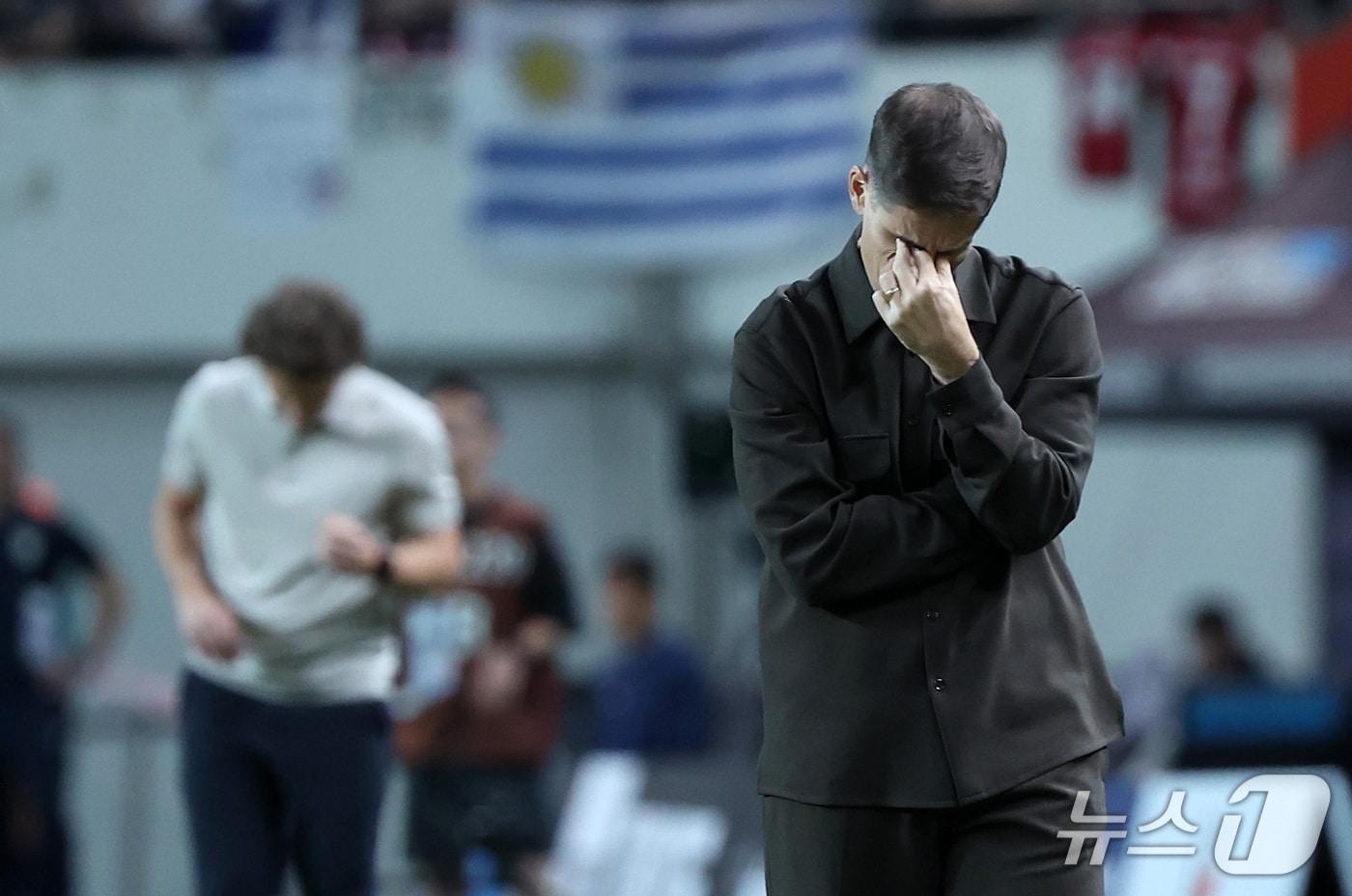 본문 이미지 - 28일 서울 마포구 서울월드컵경기장에서 열린 축구 국가대표팀 평가전 대한민국과 우루과이의 경기, 대한민국 로베르트 모레노 감독이 생각에 잠겨 있다. 2026.9.28 ⓒ 뉴스1 김성진 기자