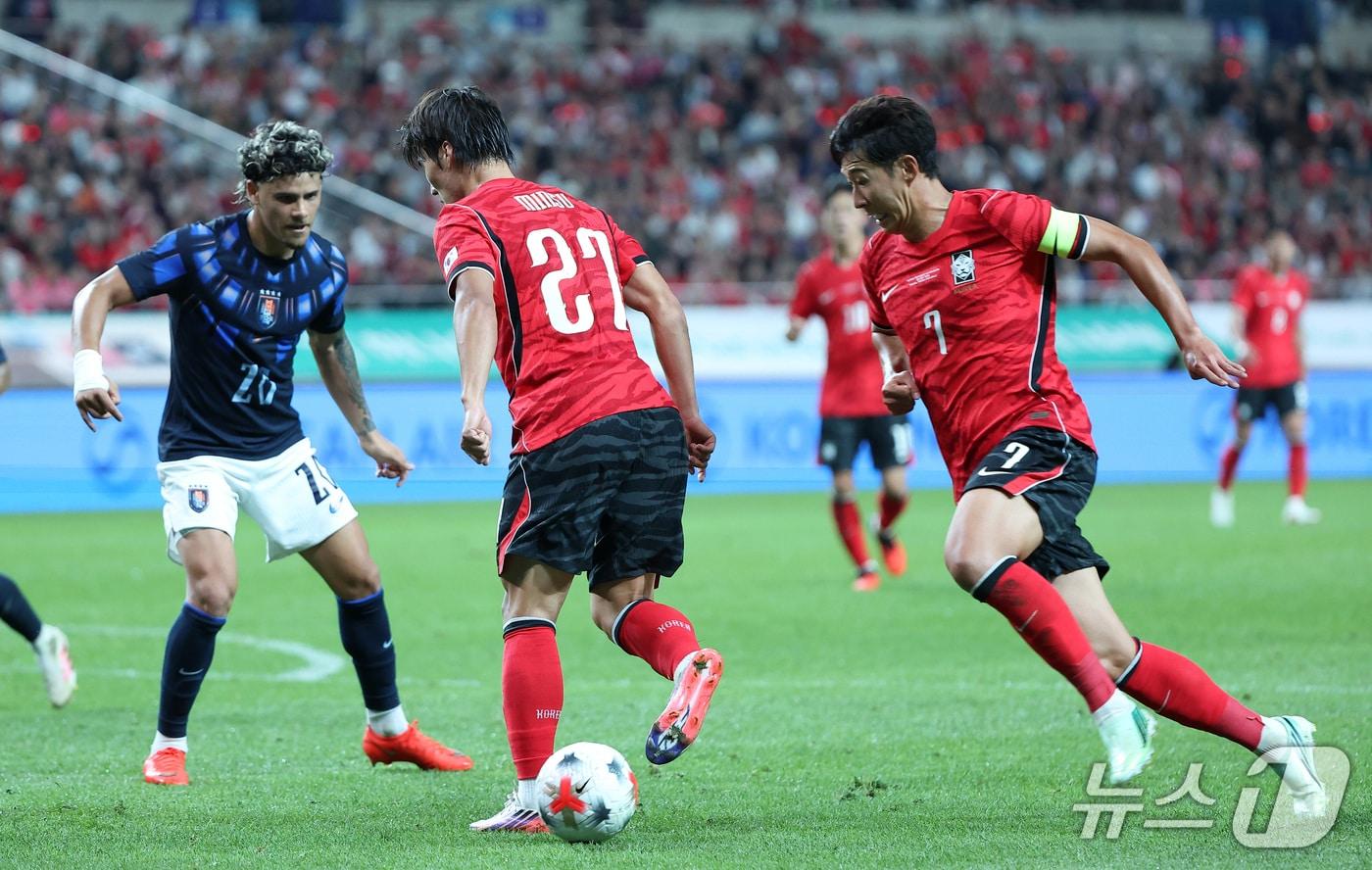 본문 이미지 - 28일 서울 마포구 서울월드컵경기장에서 열린 축구 국가대표팀 평가전 대한민국과 우루과이의 경기, 대한민국 김민수가 손흥민에게 힐패스를 하고 있다. 2026.9.28 ⓒ 뉴스1 김성진 기자