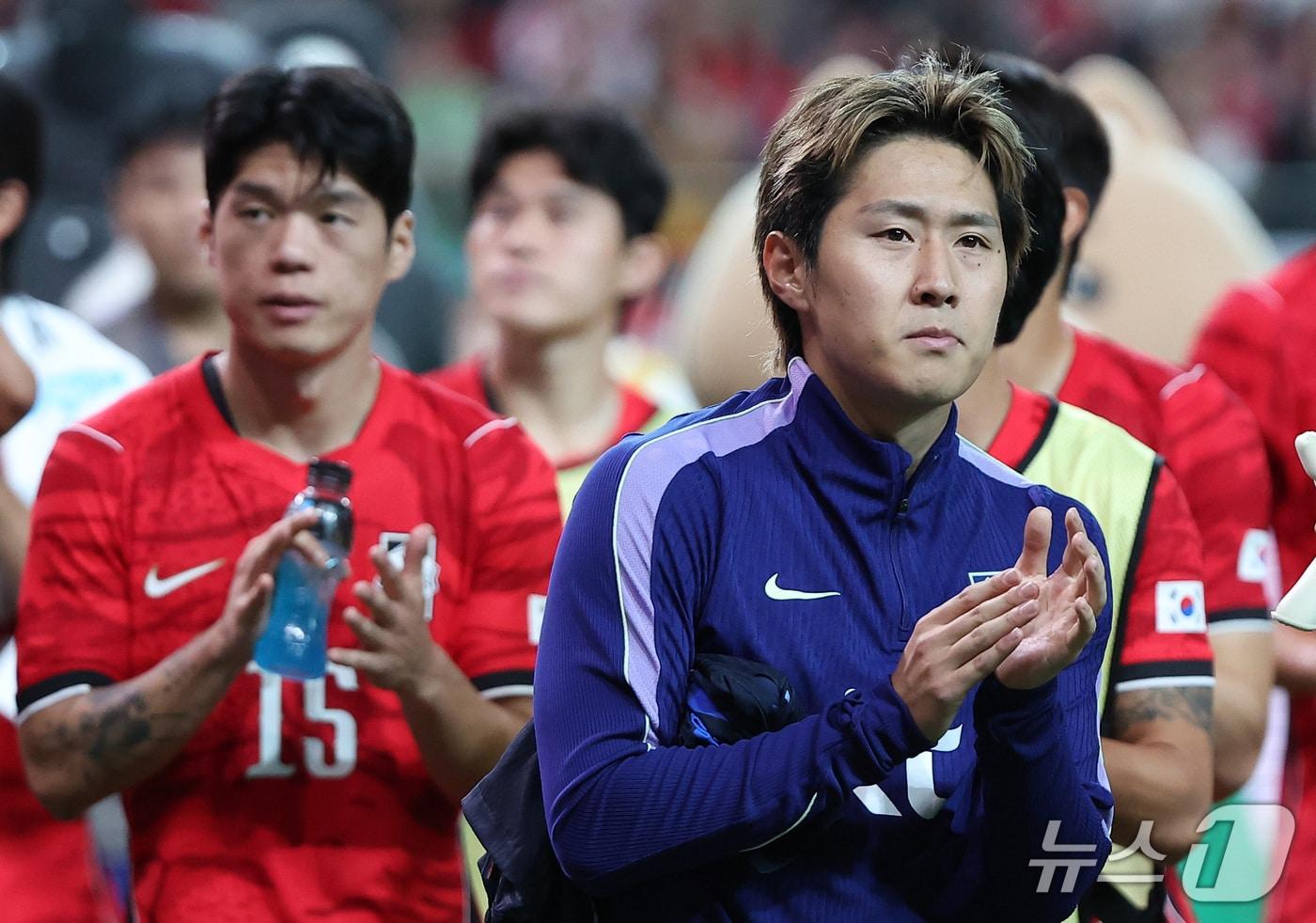 본문 이미지 - 28일 서울 마포구 서울월드컵경기장에서 열린 축구 국가대표팀 평가전 대한민국과 우루과이의 경기에서 1-4로 패배한 대한민국 이강인이 관중석을 향해 인사하고 있다. 2026.9.28 ⓒ 뉴스1 김성진 기자