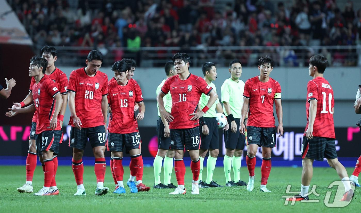 본문 이미지 - 28일 서울 마포구 서울월드컵경기장에서 열린 축구 국가대표팀 평가전 대한민국과 우루과이의 경기에서 1-4로 패배한 대한민국 손흥민이 아쉬워하고 있다. 2026.9.28 ⓒ 뉴스1 김성진 기자