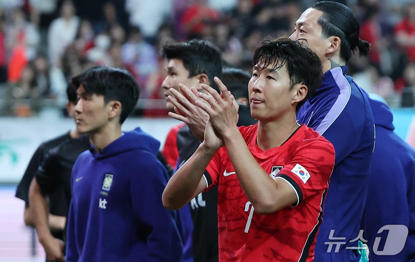 본문 이미지 - 28일 서울 마포구 서울월드컵경기장에서 열린 축구 국가대표팀 평가전 대한민국과 우루과이의 경기에서 1-4로 패배한 대한민국 손흥민이 관중석을 향해 인사하고 있다. 2026.9.28 ⓒ 뉴스1 김성진 기자