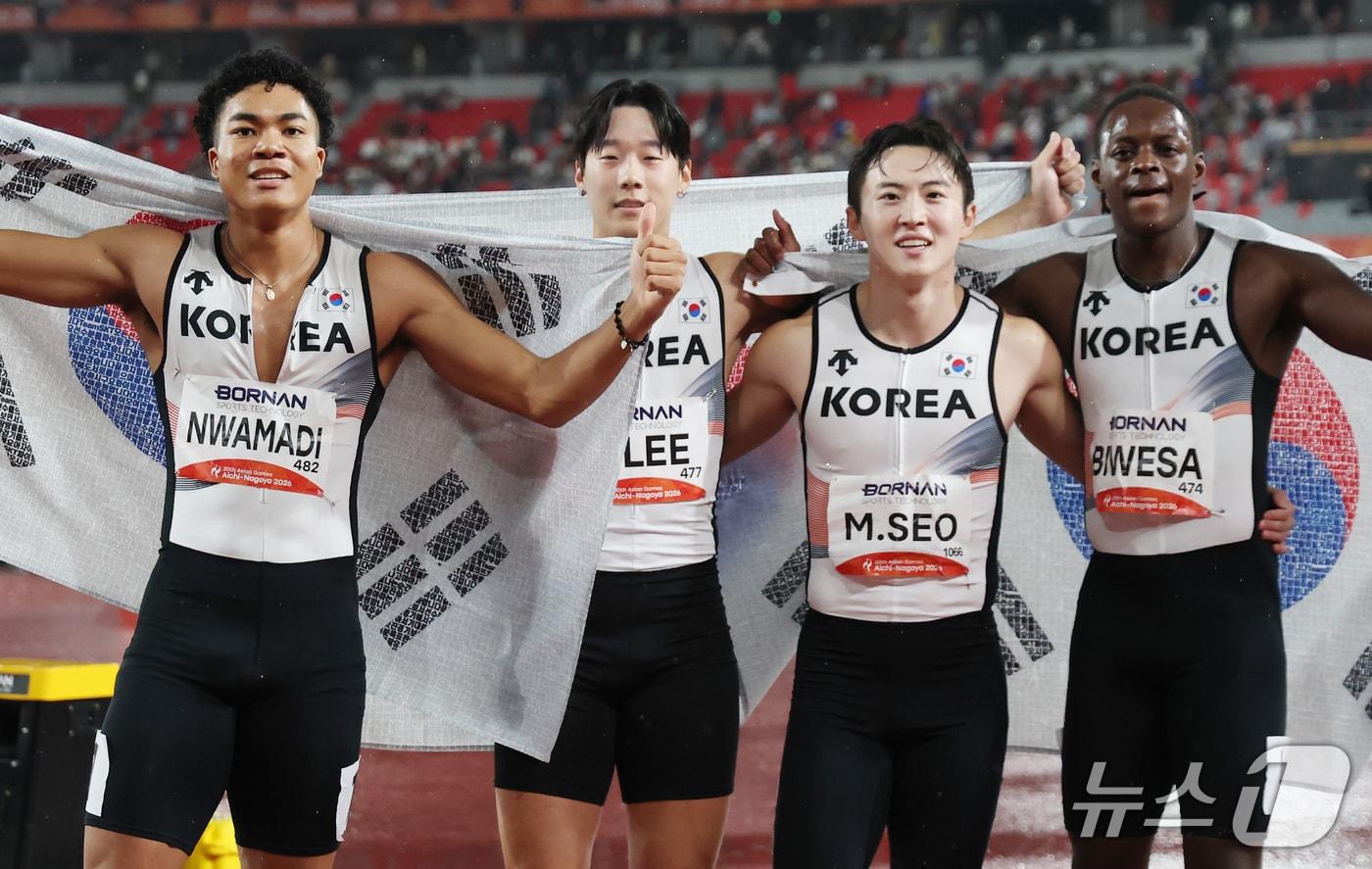 본문 이미지 - 28일 나고야시 미즈호파크 주경기장에서 열린 2026 아이치·나고야아시안게임 남자 육상 400m 계주 결승에서 나마디 조엘진(왼쪽부터), 이재성, 서민준, 비웨사 다니엘이 동메달을 확정 짓고 기뻐하고 있다. 2026.9.28 ⓒ 뉴스1 김민지 기자