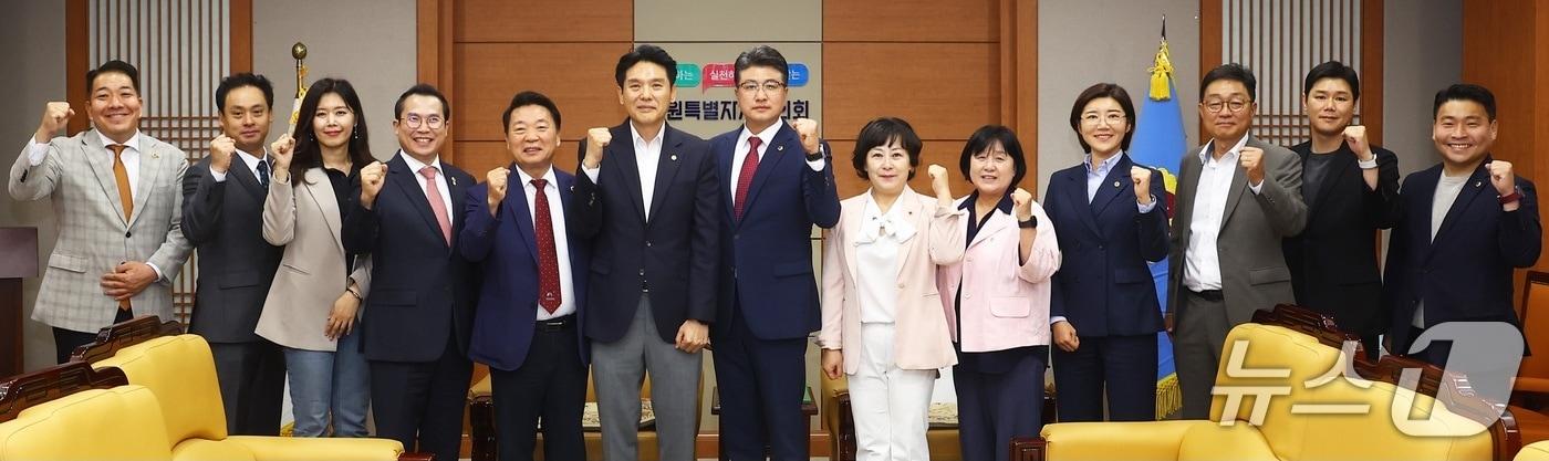 본문 이미지 - 강원도의회 국민의힘 원내대표단이 28일 도의회에서 서울특별시의회·경기도의회·충청북도의회 국민의힘 원내대표단과 간담회를 가졌다.(강원도의회 제공. 재판매 및 DB 금지)/뉴스1