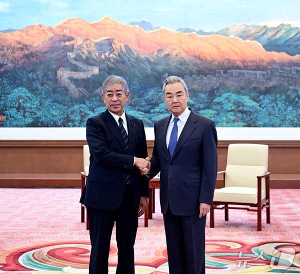 본문 이미지 - 왕이 중국 외교부장이 28일 중국 베이징에서 전 일본 외무상인 이와야 다케시 일본국제무역촉진협회장을 접견했다. (중국 외교부 홈페이지)