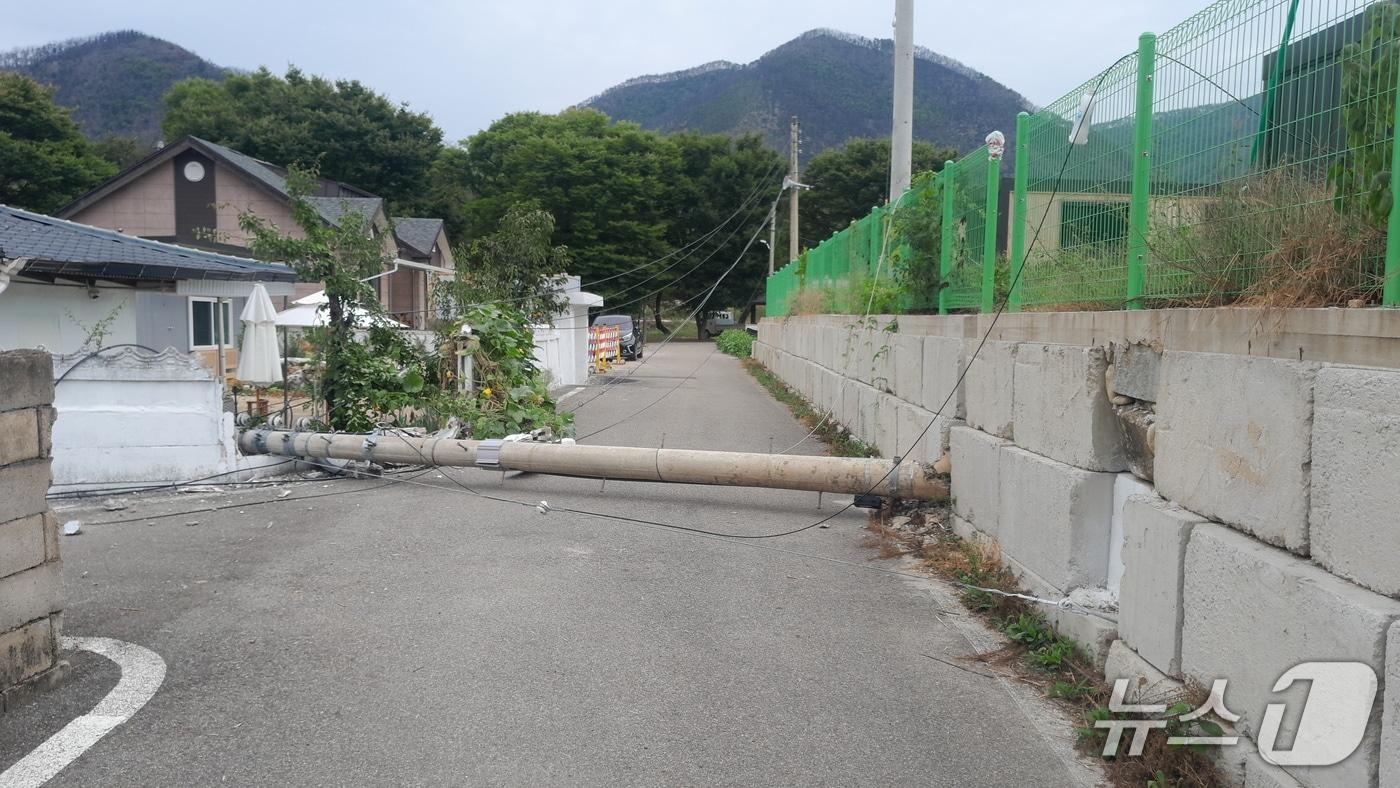 본문 이미지 - 28일 오전 11시30분쯤 안동시 길안면 묵계리 산불 피해 이재민 임시 주거단지에 세워져 있던 전봇대가 도로와 인근 주택들 덮쳤다.(독자 제공. 재판매 및 DB 금지)2026.9.29/뉴스1