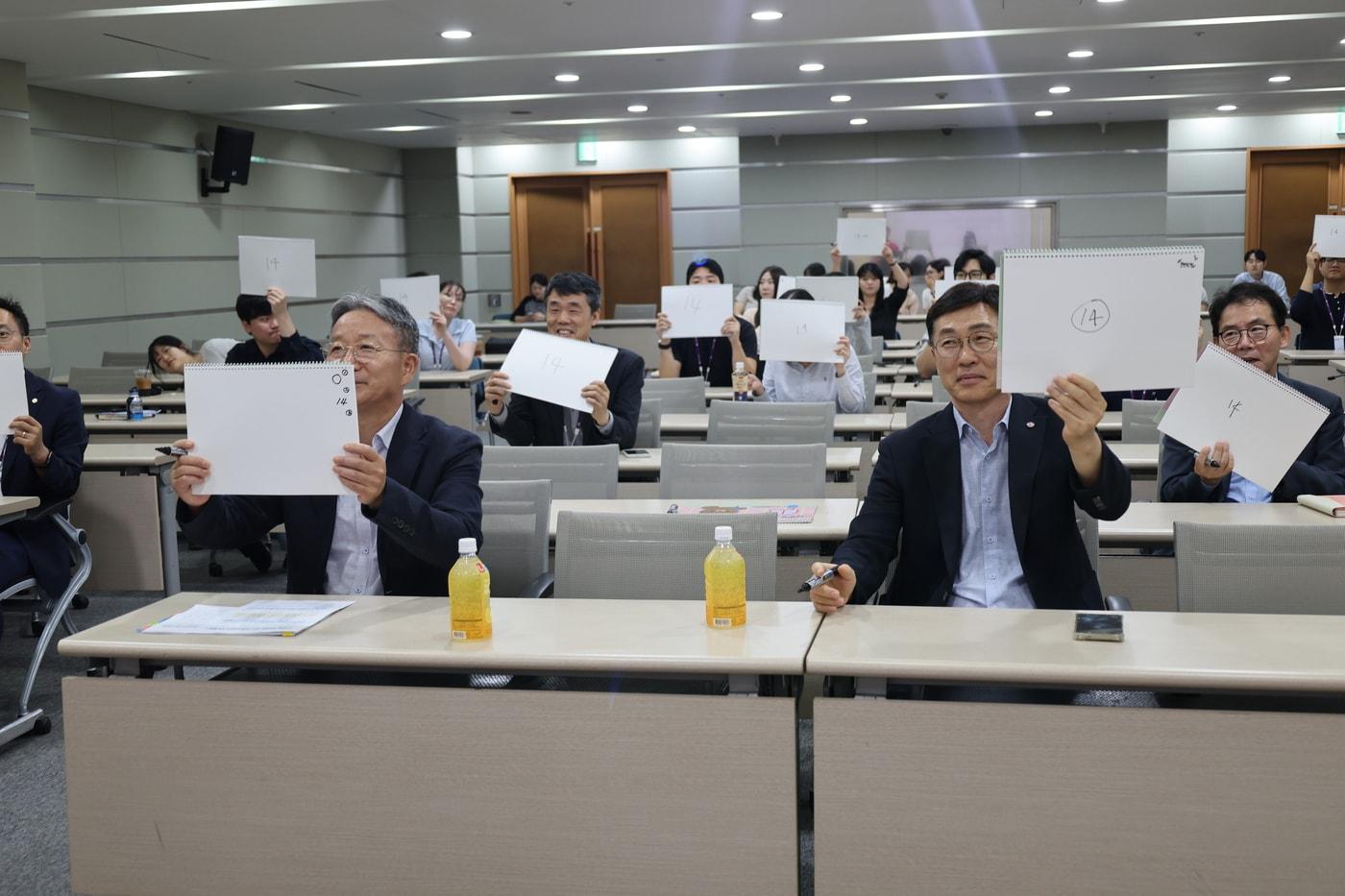 본문 이미지 - 소상공인시장진흥공단은 28일 소진공 본부 대강당에서 '제3회 SEMAS 도전! 청렴골든벨 결선전'을 진행했다. (소상공인시장진흥공단 제공)
