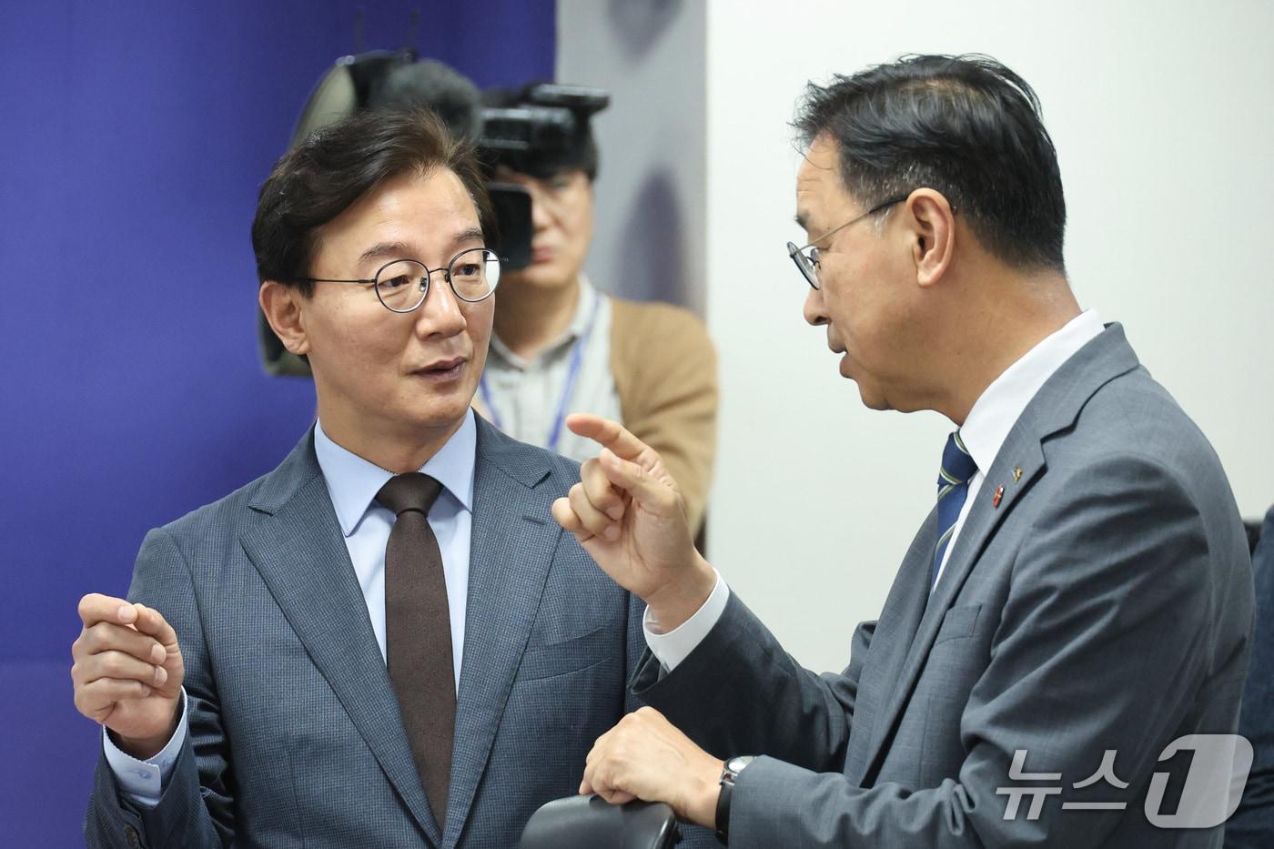 본문 이미지 - 전재수 부산시장과 위성곤 제주도지사가 29일 서울 여의도 국회 의원회관에서 열린 미래대응기금 당정협의에서 대화하고 있다. 2026.9.29 ⓒ 뉴스1 신웅수 기자