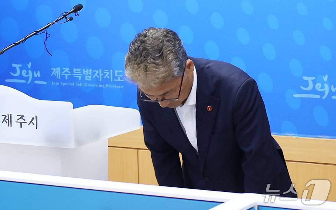 본문 이미지 - 이상봉 제주시장이 29일 오전 제주시청 기자실에서 추석 맞이 직원 격려물품 지급 대상에서 기간제 근로자들을 제외한 데 대해 허리 숙여 사과하고 있다.(제주시 제공, 재판매 및 DB 금지)