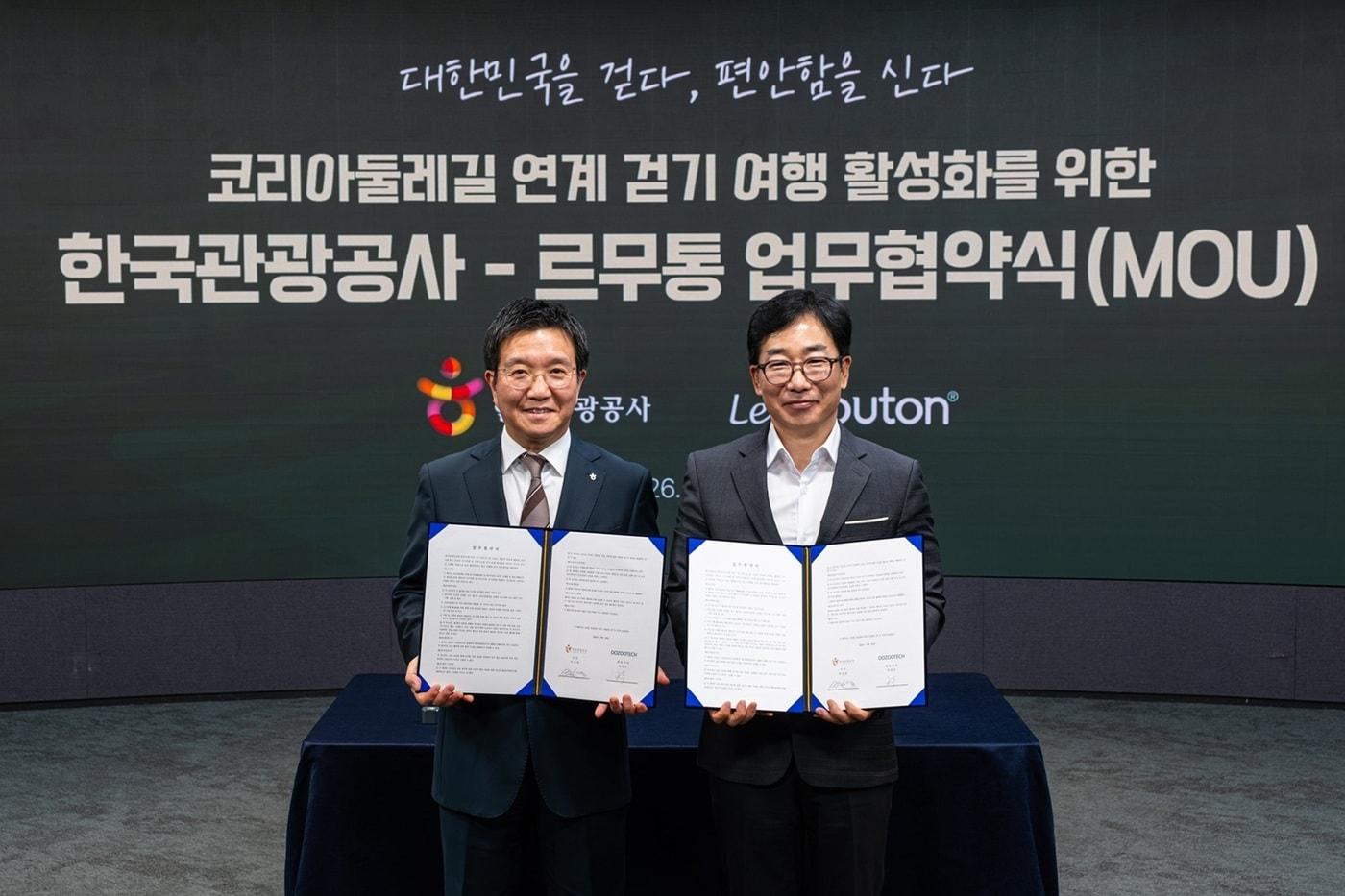 본문 이미지 - 허민수 우주텍 대표(오른쪽)와 박성혁 한국관광공사 사장(르무통 제공)