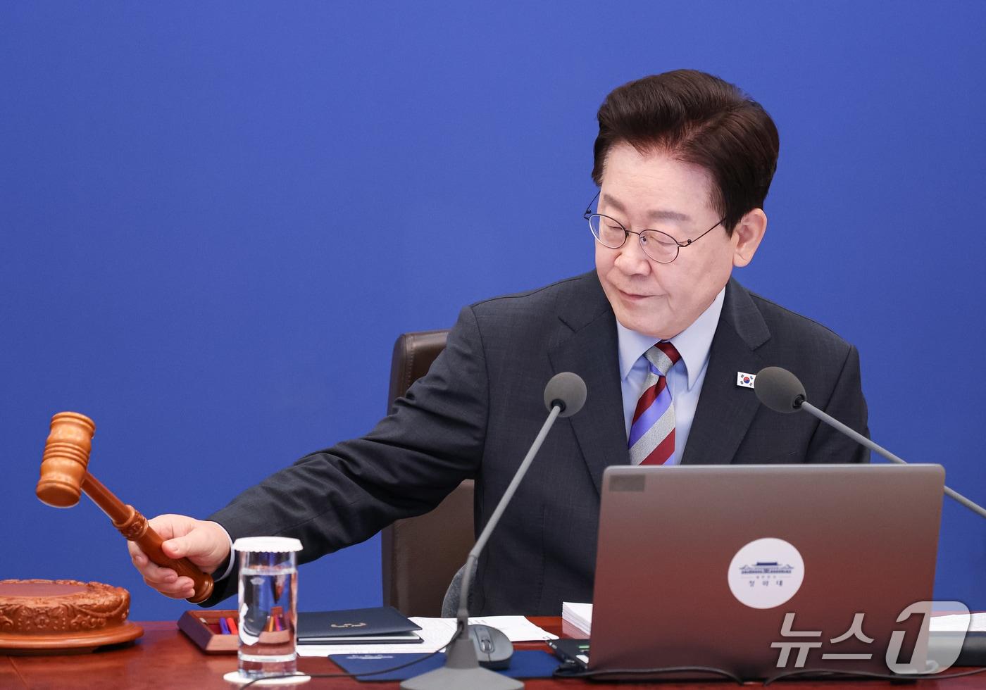 본문 이미지 - 이재명 대통령이 29일 청와대에서 열린 국무회의에서 의사봉을 두드리고 있다. 2026.9.29 ⓒ 뉴스1 허경 기자
