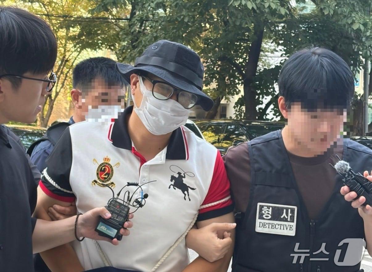 본문 이미지 - 29일 서울 영등포구 양화한강공원 인근에서 흉기를 들고 행인을 위협한 40대 남성 천 모 씨가 구속 전 피의자 심문(영장실질심사)을 위해 법정으로 이동하고 있다. 2026.9.29 ⓒ 뉴스1 안소연 기자