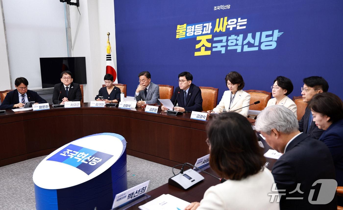 본문 이미지 - 김준형 조국혁신당 원내대표가 29일 서울 여의도 국회에서 열린 의원총회에서 모두발언을 하고 있다. 2026.9.29 ⓒ 뉴스1 구윤성 기자