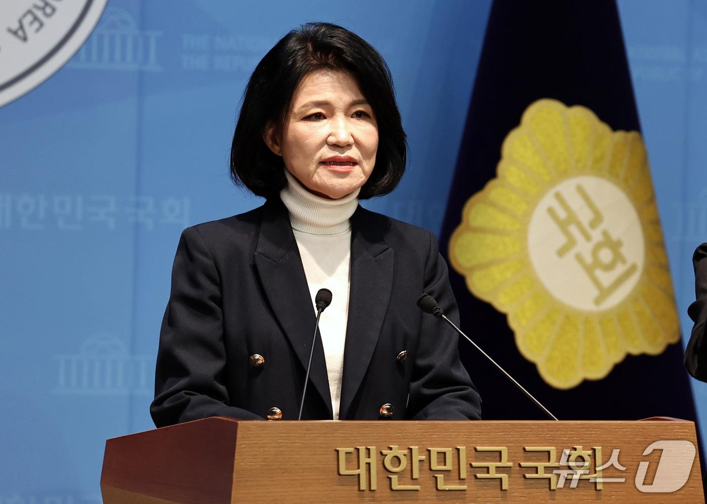 본문 이미지 - 이진숙 국민의힘 의원이 29일 국회 소통관에서 영화 '암살자(들)' 역사왜곡 논란과 관련해 기자회견을 하고 있다. 2026.9.29 ⓒ 뉴스1 구윤성 기자