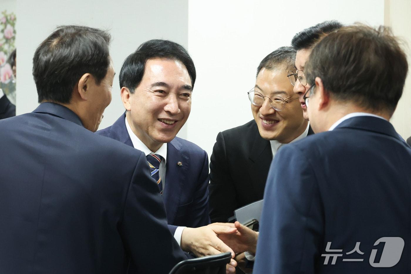 본문 이미지 - 박수현 충남지사(왼쪽 두번째)와 우상호 강원도지사, 김상욱 울산시장이 29일 서울 여의도 국회 의원회관에서 열린 미래대응기금 당정협의에서 참석자들과 인사하고 있다. 2026.9.29 ⓒ 뉴스1 신웅수 기자