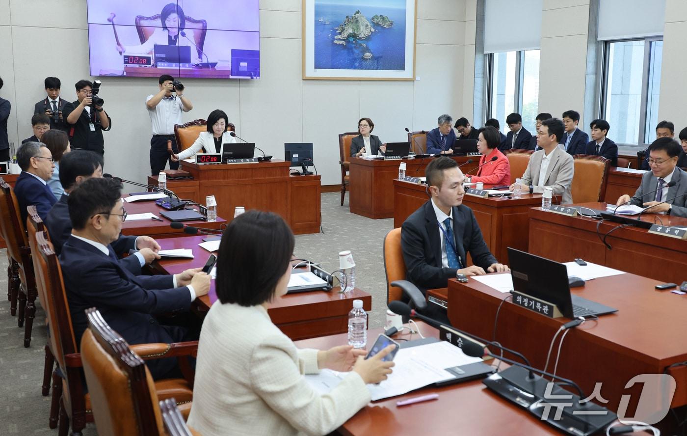 본문 이미지 - 김희정 위원장이 29일 서울 여의도 국회에서 열린 교육위원회 전체회의에서 국정감사 증인·참고인 출석요구의 건을 의결하고 있다. 2026.9.29 ⓒ 뉴스1 신웅수 기자