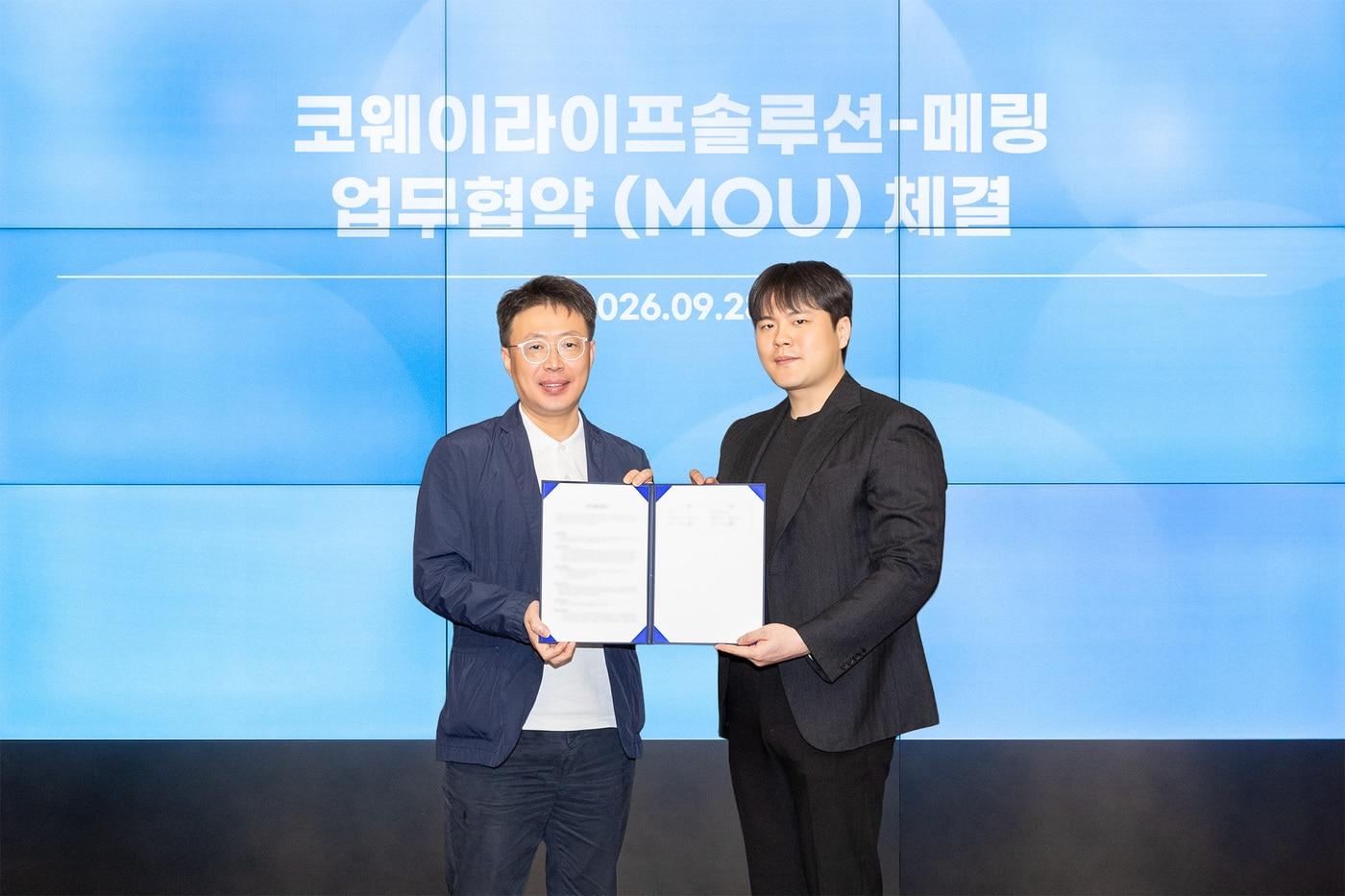 본문 이미지 - 김명곤 코웨이라이프솔루션 대표이사(왼쪽)와 김동수 메링 대표(오른쪽)가 기념사진을 찍고 있다.(코웨이라이프솔루션 제공)