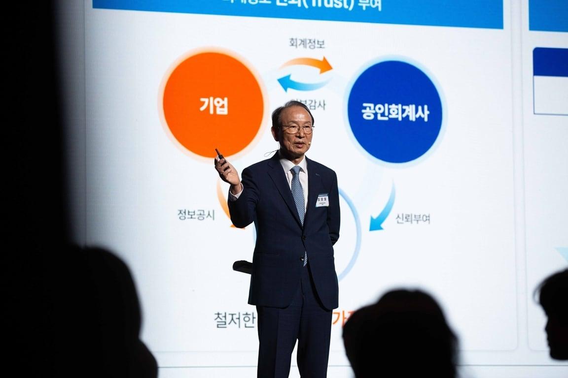 본문 이미지 - 지난 22일 서울 신라호텔에서 열린'제61회 공인회계사시험 합격자 환영식'에서 최운열 회장이 합격자들에게 축하 인사말을 하고 있다. (한공회 제공)