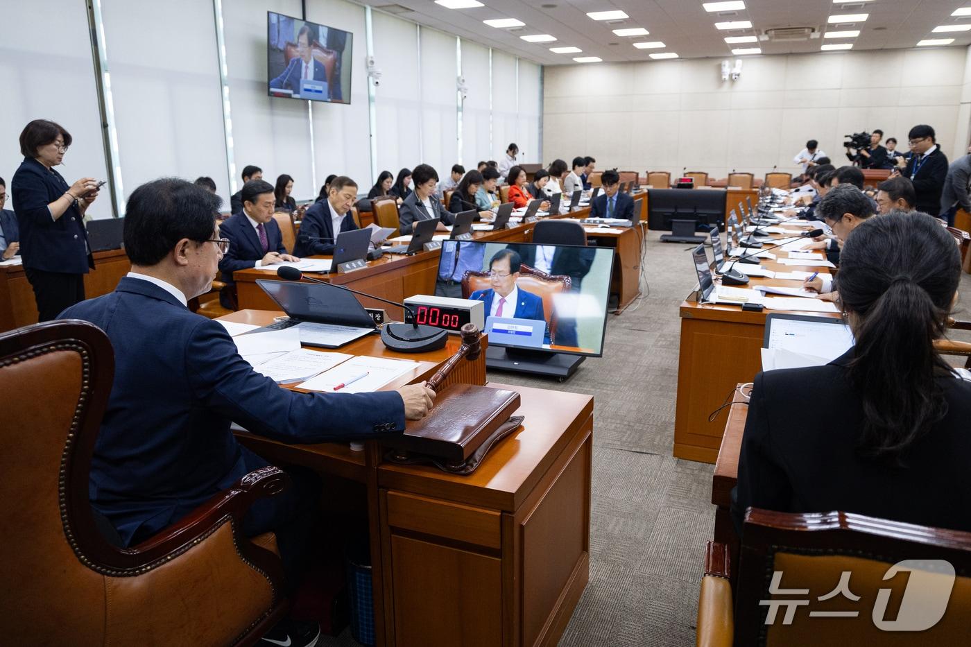 본문 이미지 - 이만희 국회 보건복지위원장이 29일 서울 여의도 국회에서 열린 제439회 국회(정기회) 보건복지위원회 제3차 전체회의에서 의사봉을 두드리고 있다. 2026.9.29 ⓒ 뉴스1 유승관 기자