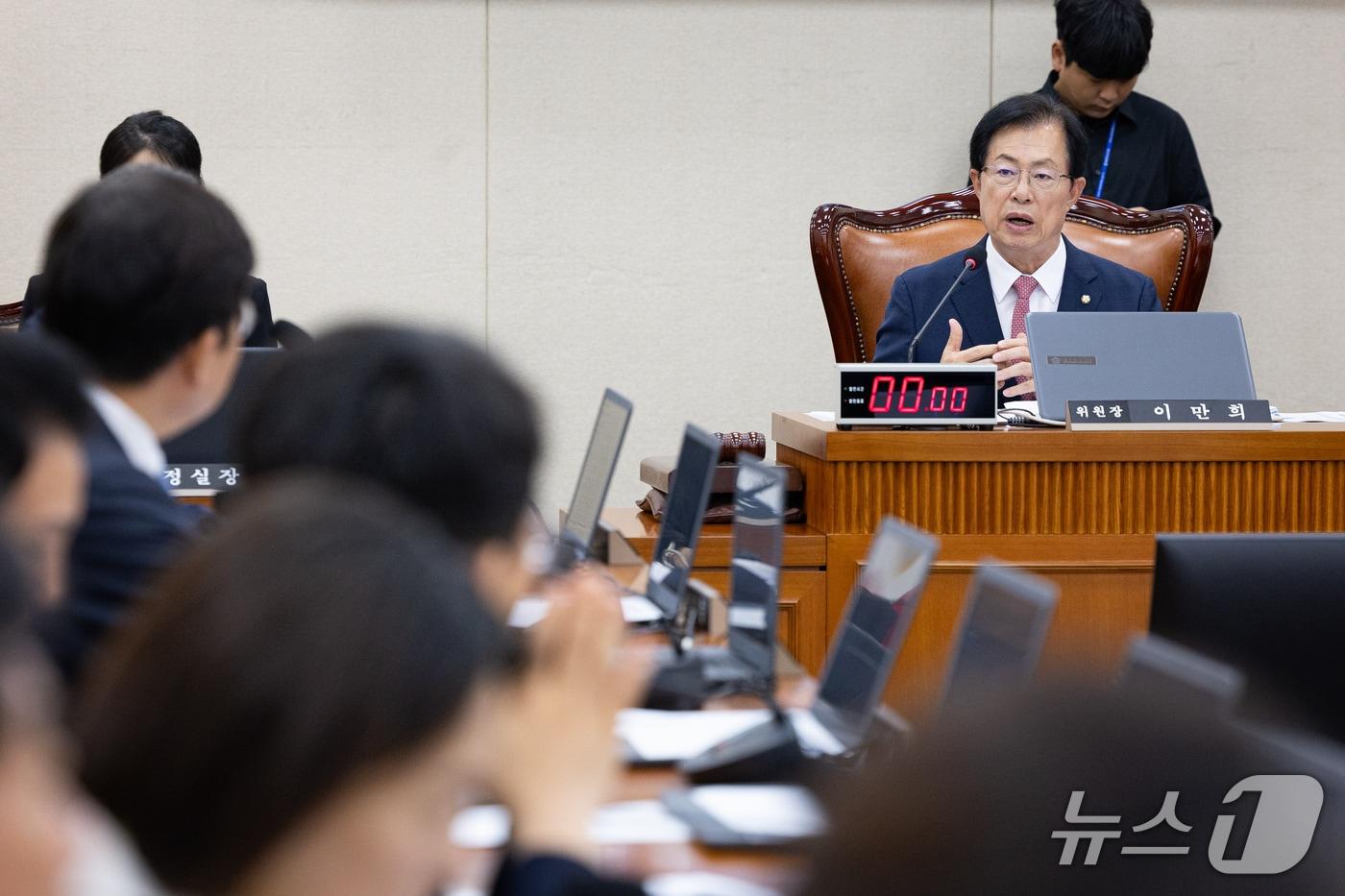 본문 이미지 - 이만희 국회 보건복지위원장이 지난 9월 29일 서울 여의도 국회에서 열린 제439회 국회(정기회) 보건복지위원회 제3차 전체회의에서 국정감사 증인채택 관련 발언을 하고 있다. ⓒ 뉴스1 