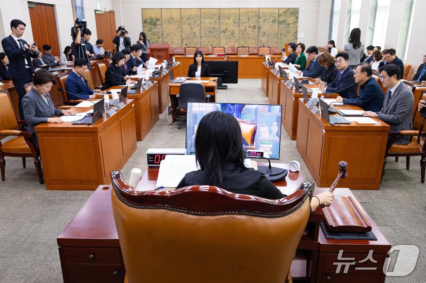본문 이미지 - 이재정 국회 문화체육관광위원장이 지난달 29일 서울 여의도 국회에서 열린 제439회 국회(정기회) 문화체육관광위원회 제3차 전체회의에서 의사봉을 두드리고 있다. 2026.9.29 ⓒ 뉴스1 유승관 기자
