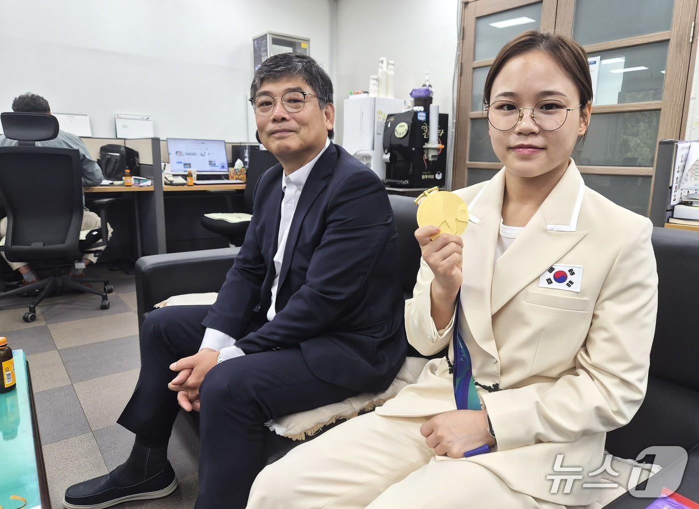 본문 이미지 - 29일 충북 제천시청 방문한 여서정과 이광연 감독.(제천시청 제공. 재판매 및 DB 금지) 2026.9.28/뉴스1 