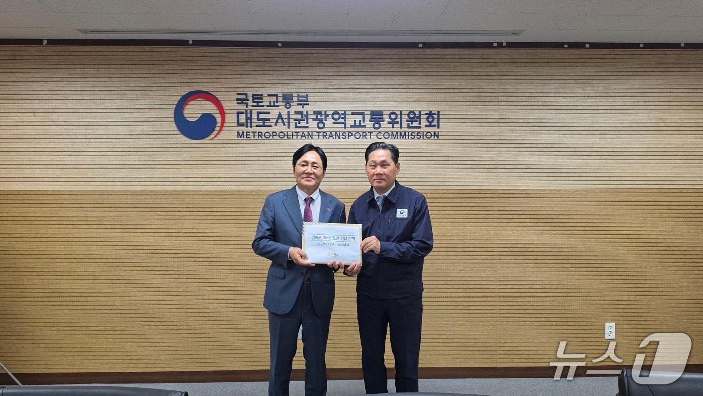 본문 이미지 - 박용철 강화군수(왼쪽)이 대도시권광역교통위원회를 방문해 군민 서명부와 M 버스 신설 건의문을 전달하고 있다.(인천 강화군 제공. 재판매 및 DB 금지) 2026.09.29/뉴스1
