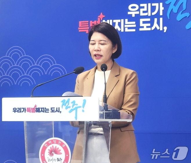본문 이미지 - 노은영 전주시 농업기술센터 소장이 29일 정례브리핑을 갖고 고병원성 AI 유입과 확산 차단을 위한 방역관리체계 강화에 대해 설명하고 있다./뉴스1