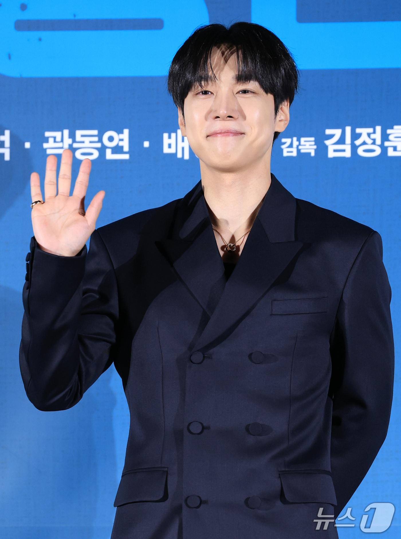 본문 이미지 - 배우 강유석이 29일 서울 광진구 롯데시네마 건대입구점에서 열린 영화 '최종면접'(감독 김정훈) 제작보고회에서 포즈를 취하고 있다. ‘최종면접’은 최종면접장에 모인 6인의 지원자들이 각자의 폭로가 담긴 의문의 봉투를 발견하면서 서로를 의심하고 혼란에 빠뜨리는 이야기를 담고 있다. ⓒ 뉴스1 권현진 기자