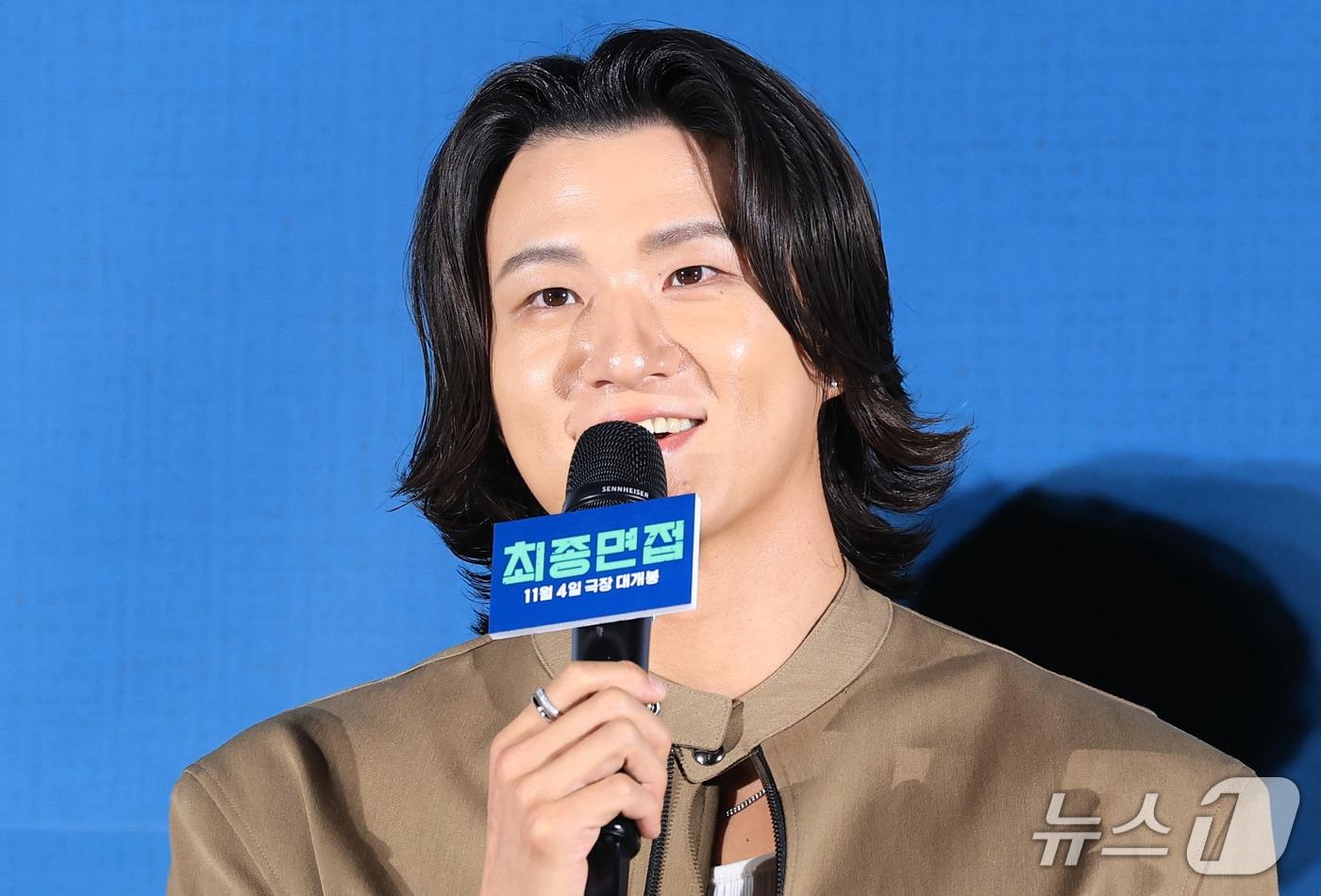 본문 이미지 - 배우 신승호가 29일 서울 광진구 롯데시네마 건대입구점에서 열린 영화 '최종면접'(감독 김정훈) 제작보고회에서 인사말을 하고 있다. ‘최종면접’은 최종면접장에 모인 6인의 지원자들이 각자의 폭로가 담긴 의문의 봉투를 발견하면서 서로를 의심하고 혼란에 빠뜨리는 이야기를 담고 있다. 2026.9.29 ⓒ 뉴스1 권현진 기자
