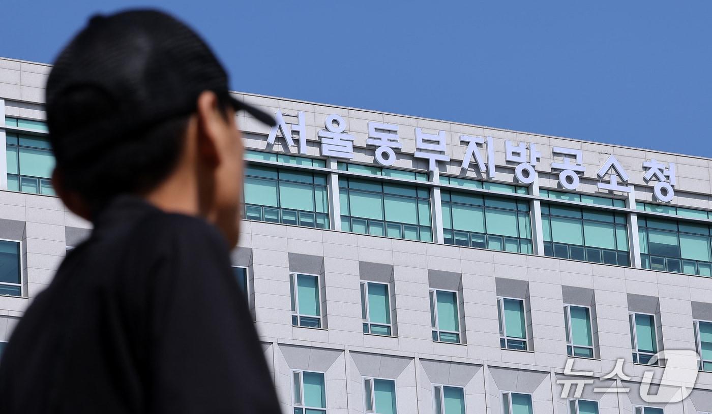 본문 이미지 - 검찰청 폐지와 공소청·중대범죄수사청(중수청) 출범을 앞둔 29일 서울 송파구 동부지방검찰청 외벽에 공소청 간판이 새롭게 설치돼 있다. 2026.9.29 ⓒ 뉴스1 김성진 기자