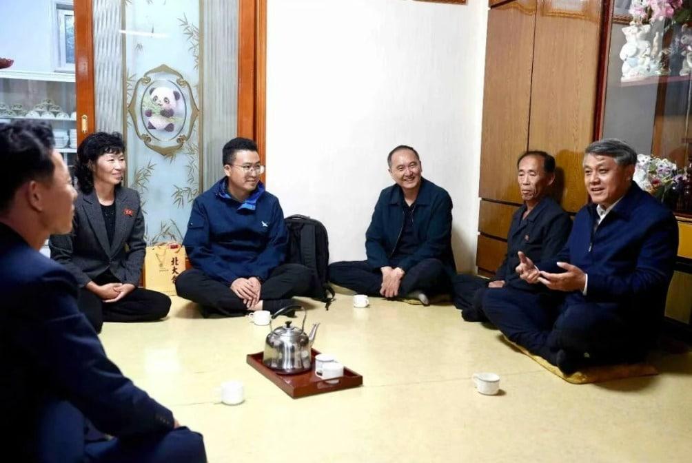본문 이미지 - 왕야쥔 주북 중국대사(맨 오른쪽)가 지난 24일 함경북도 칠보산 민박촌을 방문해 북한 측 관계자들과 이야기를 나누고 있다. (주북 중국대사관 위챗 캡처)