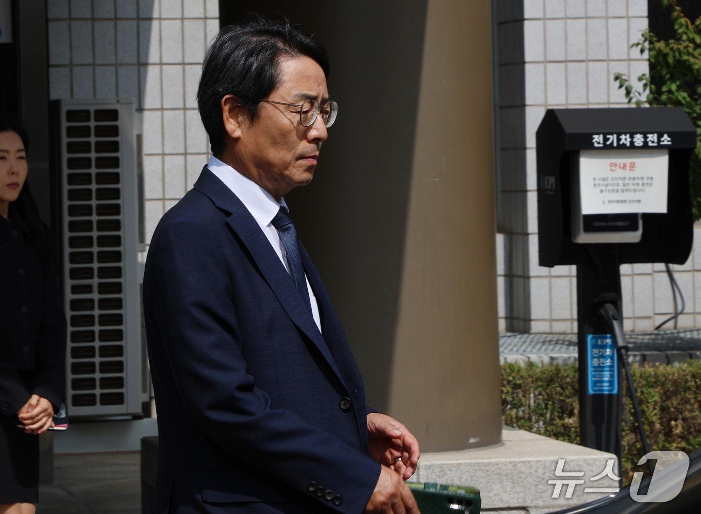 본문 이미지 - 29일 전주지법 군산지원에서 김철희 세아베스틸  전 대표가 결심공판을 마치고 법원을 나오고 있다.2026.9.29/뉴스1