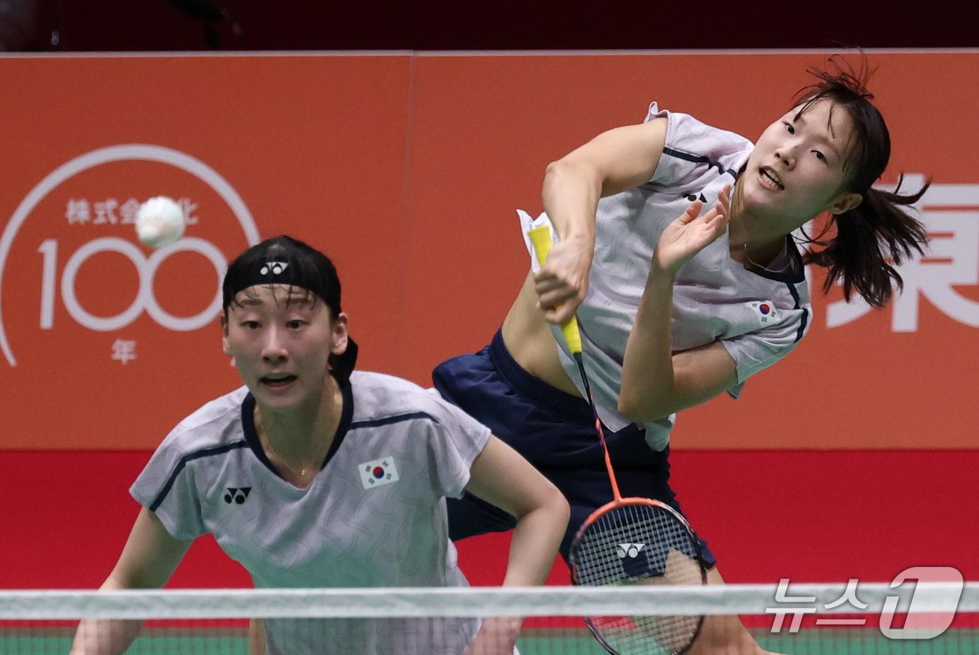 본문 이미지 - 대한민국 이소희, 백하나가 29일 일본 이치노미야 시립체육관에서 열린 2026 아이치·나고야 아시안게임 배드민턴 여자 복식 결승전에서 중국 탄닝, 류성수와 맞대결을 펼치고 있다. 2026.9.29 ⓒ 뉴스1 안은나 기자