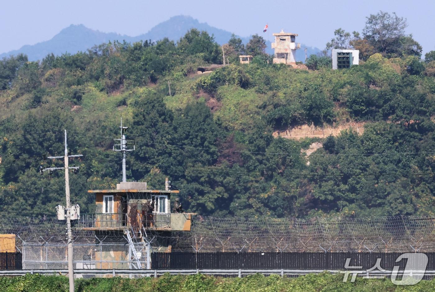 본문 이미지 - 경기 파주 접경지역에서 마주보고 있는 남과 북의 초소에 긴장감이 감돌고 있다. 2026.9.29 ⓒ 뉴스1 오대일 기자