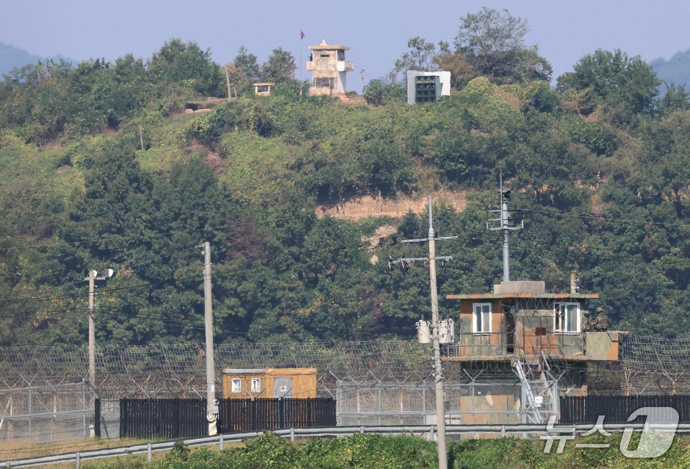 본문 이미지 - 지난달 29일 경기 파주 접경지역에서 바라본 남과 북의 초소에서 양측 병사들이 경계근무를 서고 있다. 서부전선 비무장지대(DMZ)에서 우리 군 장병들이 다친 지뢰 폭발 사고 원인이 북한군이 매설한 지뢰일 가능성이 크다는 군의 판단이 나온 가운데 대북 확성기 방송 재개 등 상응 조치에 관심이 쏠리고 있다. 2026.9.29 ⓒ 뉴스1 오대일 기자