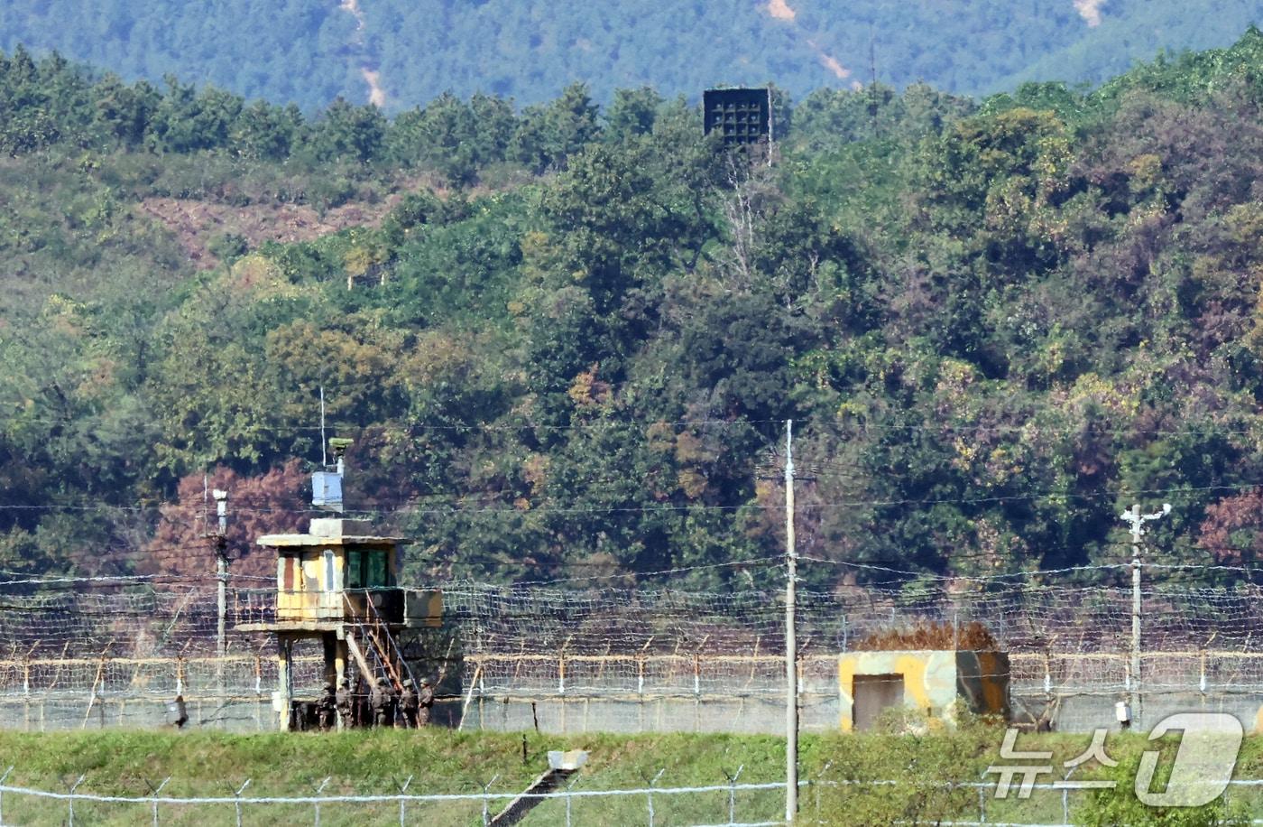 본문 이미지 - 29일 북한군 초소가 보이는 경기 파주시 접경지역에서 군 장병들이 경계 근무를 서고 있다.  2026.9.29 ⓒ 뉴스1 오대일 기자