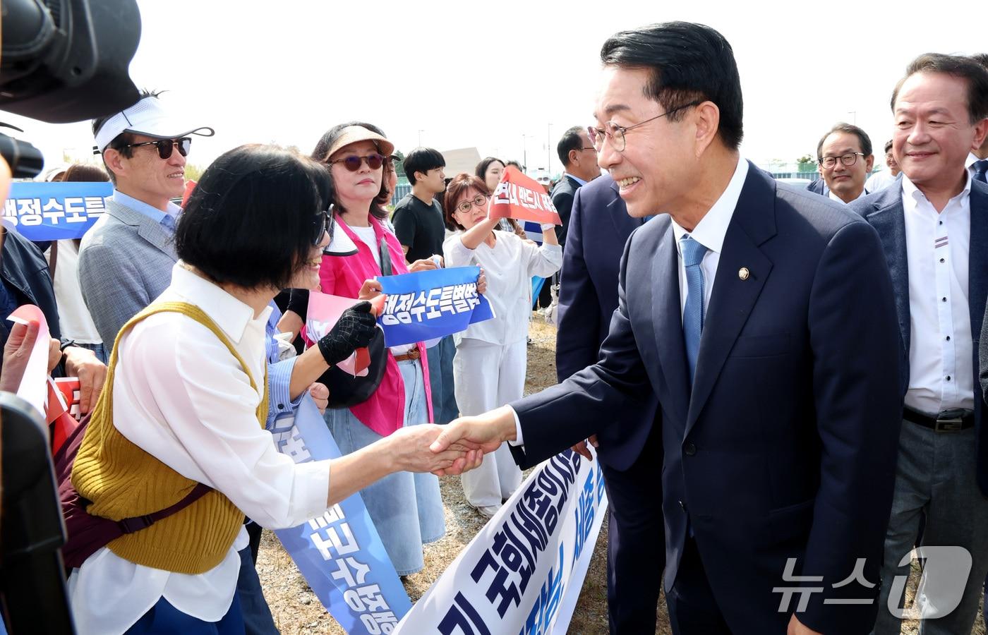 본문 이미지 - 조정식 국회의장이 29일 세종시에서 열린 세종시청에서 열린 '국민과 함께하는 국회 세종시대 준비를 위한 간담회'에 참석한 뒤 국회세종의사당 및 대통령제2집무실 건립 예정 부지를 방문하여 행정수도특별법 연내제정을 요구하는 주민들과 인사하고 있다. 2026.9.29 ⓒ 뉴스1 김기남 기자
