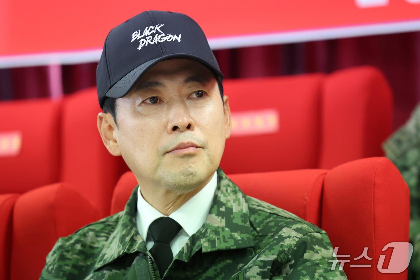 본문 이미지 - 장동혁 국민의힘 대표가 29일 인천 옹진군 백령도 해병대 제6여단에서 부대 일반현황 및 작전대비태세를 보고 받고 있다. 2026.9.29 ⓒ 뉴스1 황기선 기자