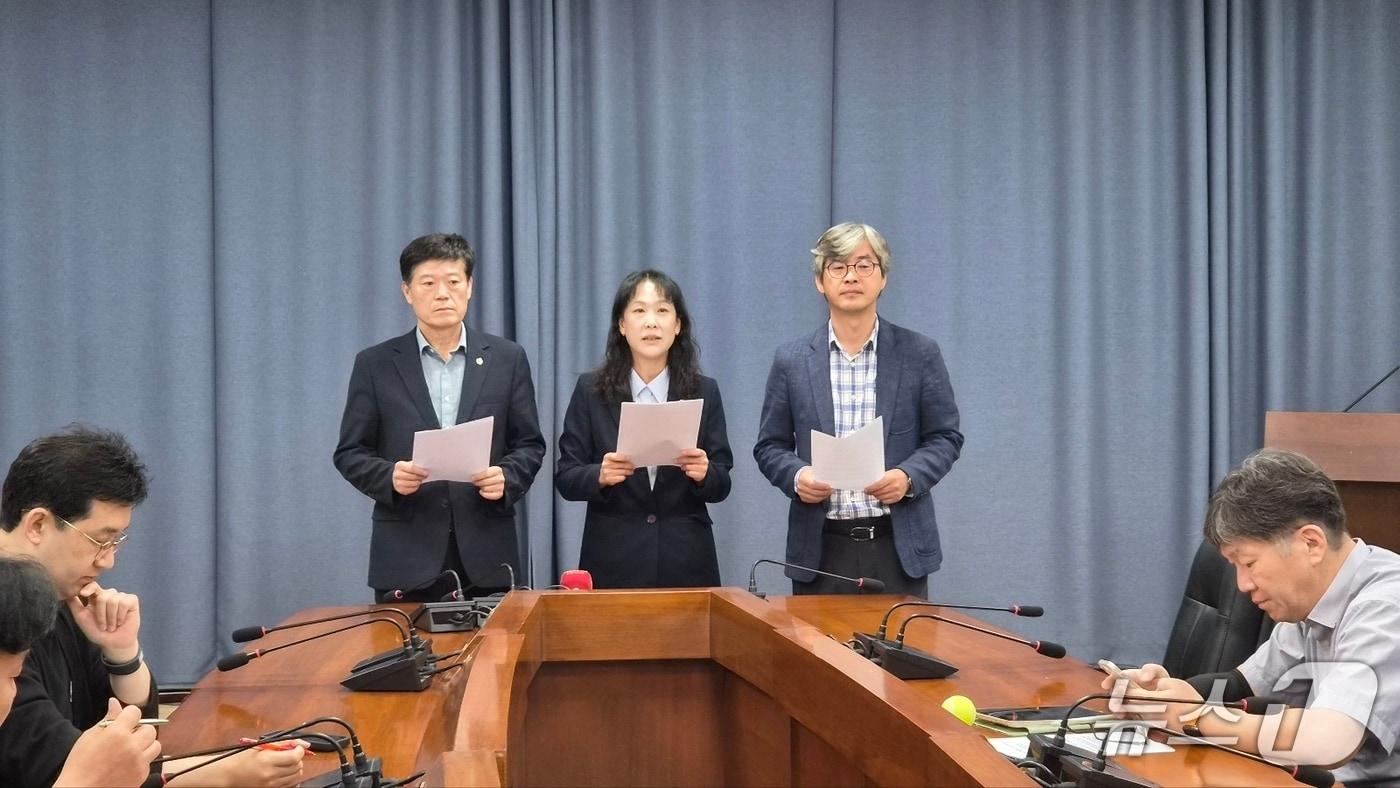 본문 이미지 - 입장문 발표하는 횡성군의회 더불어민주당 백오인·박기영·이수정 의원. (이수정 의원 측 제공. 재판매 및 DB 금지)/뉴스1